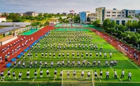 你故意的吧？范戴克防守传中时高举右手导致手球送点